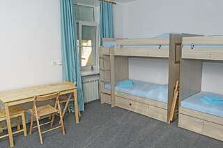 Хостел Амиго Рубцовск Кровать в 8-местном общем номере-1